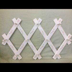 Pretty painted expandable accordion wall peg rack